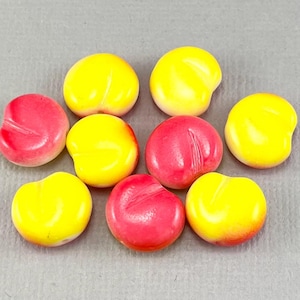 Perline di frutta in vetro ceco pressato rosso e giallo, perline di mela, ciliegia, cibo - 12 mm x 11 mm - 6 o 12 pezzi - MG1268-b100