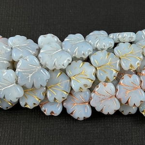 Opal weiße böhmische Glasperlen Ahornblatt, Opalglas, gepresste Perlen, milchiges Glas, Silber, Kupfer, Waschgold - 13 mm x 11 mm - 10 Stück - FB1490-B326