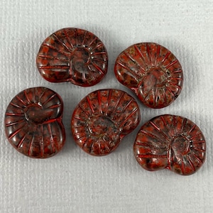 Perlas de vidrio checo prensadas de concha de nautilus roja y negra, Picasso rojo, Picasso beige, caracol - 17 mm x 13 mm - 6 o 12 piezas - AB703-b422
