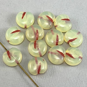 Perle di mela, ciliegia, perle di frutta in vetro ceco pressato giallo pallido opale, perle di cibo, lavaggio rossastro - 12 mm x 11 mm - 6 o 12 pezzi - MG1153-b085