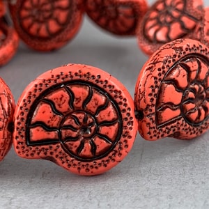Cuentas de cristal checo de concha de nautilus rojo coral, prensadas, con lavado negro, colgante, caracol, concha - 17 mm x 15 mm - 2 o 4 piezas - AB351-b107