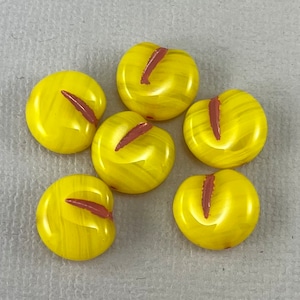 Mela, Perline di ciliegia, Perline di frutta in vetro ceco pressate gialle variegate, perline alimentari, lavaggio rosso - 12mm x 11mm -6 o 12 pezzi - MG1084-b106
