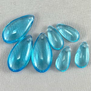 Grandes cuentas de vidrio checo transparentes prensadas en forma de lágrima, de color azul agua, con perforación superior de adelante hacia atrás - 22 mm x 12 mm, 14 mm x 7 mm - MG503-b245