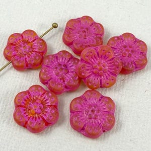 Può includere: Sei perline a forma di fiore rosa e arancione. Le perline hanno una superficie strutturata e un design floreale dettagliato. Uno spillo color oro è posto attraverso una delle perline. Queste perline sono adatte per la creazione di gioielli e progetti di artigianato.