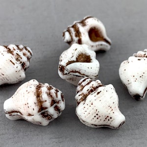 Witte schelp, Tsjechische glaskralen schelp, geperst, bronzen verwassen detail, slak, schelp: 15 mm x 12 mm, 6 of 12 stuks, AB535-b025