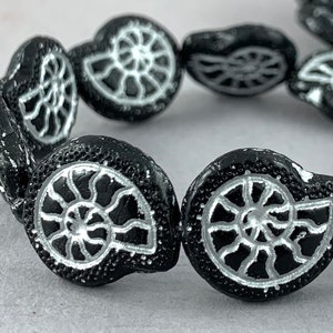 Perlas de cristal checo de concha de nautilus negra azabache, con baño de plata metalizada, prensadas, colgantes, caracol, concha - 17 mm x 15 mm - 4 piezas - AB488-b119