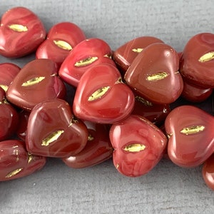 Cuentas de cristal checo prensadas en forma de corazón, color rojo frambuesa, detalle dorado, corazón hinchado - 14 mm x 13 mm - 6 o 20 piezas - MG635-b102
