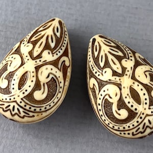 Large, Ornate etched acrylic teardrop pendant, antique ivory, brown, vintage style, leaf detail - 27mm x 18mm - 3pc - MG589-b065