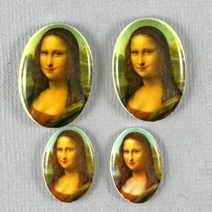 Op de afbeelding: Vier ovale decoratieve stukken met het schilderij van de Mona Lisa. Elk stuk heeft een gele rand, een groene achtergrond en een portret van de vrouw met bruin haar en een rood-bruine jurk.