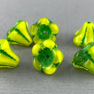 Grandes cuentas de cristal checo en forma de campana, de colores amarillo y transparente, con acabado verde - 10 unidades - 13 mm x 11 mm - FB1007-b205