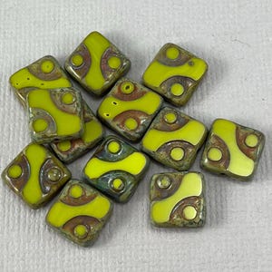 Avocado Green Czech glass table cut square shaped beads, beige edge, dotted detail - 6 pcs - 10mm - GEO325-b386