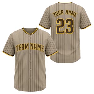 Puede incluir: Una taza de cerámica blanca con un asa negra y el texto "But First, Coffee" en negro, en negrita. La taza está sobre una superficie blanca.