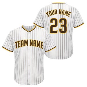 Puede incluir: Un juego de tres tazas de cerámica con un acabado mate moteado. Cada taza presenta un color diferente: azul claro, crema y gris. Las tazas tienen un diseño simple y moderno y un asa cómoda.