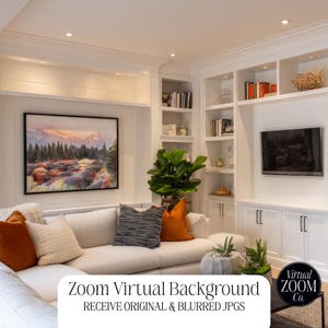 Puede incluir: Salón moderno con un sofá esquinero blanco, cojines en naranja, crema y gris, y una pintura de paisaje enmarcada. Estanterías blancas empotradas exhiben libros, decoración y un televisor. La imagen incluye texto para un fondo virtual.