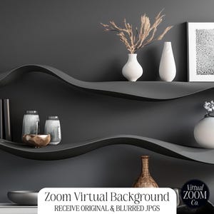 Może przedstawiać: Czarna falista półka z dwoma poziomami. Górna półka ma biały wazon z suszonymi kwiatami, biały wazon i oprawiony czarno-biały wydruk. Dolna półka ma stos książek, dwie przezroczyste szklane wazony, brązową miskę i biały wazon z małą rośliną. Tekst "Zoom Virtual Background" i "RECEIVE ORIGINAL & BLURRED JPGS" znajduje się na dole obrazu. Tekst "Virtual ZOOM Co." znajduje się w kółku po prawej stronie obrazu.
