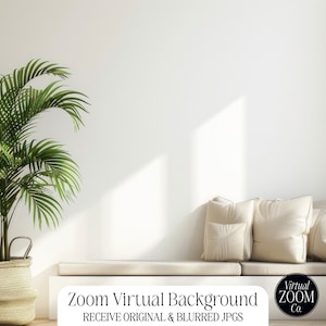以下が含まれることがあります： 白い壁に、大きな緑の植物が編まれたバスケットに入っています。壁の前に、白いソファと白いクッションがあります。ソファの下には、「Zoom Virtual Background」と「RECEIVE ORIGINAL & BLURRED JPGS」の文字があります。画像の右側に、黒い円の中に「Virtual ZOOM Co.」の文字があります。