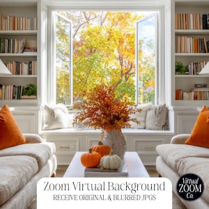 Könnte beinhalten: Ein gemütliches Wohnzimmer mit zwei Sofas, orangefarbenen Kissen und einem Couchtisch. Eine Vase mit orangefarbenen Zweigen und Kürbissen steht auf dem Tisch. Bücherregale flankieren ein großes Fenster mit Blick auf das Herbstlaub. Der Text "Zoom Virtual Background" steht unten.