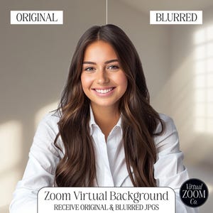 Puede incluir: Una mujer con cabello largo y castaño sonríe a la cámara. Lleva una camisa blanca abotonada. El fondo está desenfocado y tiene una ventana con luz solar que entra por ella. El texto "Zoom Virtual Background" y "Receive Original & Blurred JPGs" está en la parte inferior de la imagen. El texto "Virtual Zoom Co." está en un círculo negro en la esquina inferior derecha de la imagen.