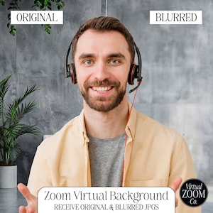 Könnte beinhalten: Ein Mann mit Headset und einem hellbraunen Hemd lächelt in die Kamera. Der Hintergrund ist eine unscharfe graue Wand mit einer Pflanze in einem Topf auf der linken Seite. Der Text "Zoom Virtual Background" und "RECEIVE ORIGINAL & BLURRED JPGS" befindet sich unter dem Mann. Ein Logo für "Virtual Zoom Co." befindet sich in der unteren rechten Ecke.