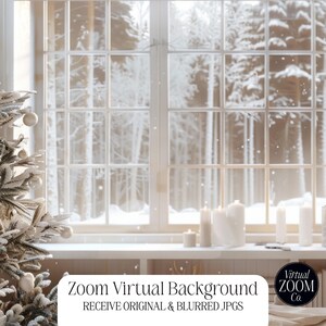 Könnte beinhalten: Ein winterliches Zoom-Hintergrundbild mit einer schneebedeckten Waldszene, die durch ein Fenster betrachtet wird. Auf der linken Seite befindet sich ein geschmückter Weihnachtsbaum, und auf der Fensterbank stehen Kerzen. Das Bild enthält den Text "Zoom Virtual Background" und das Logo Virtual Zoom Co.