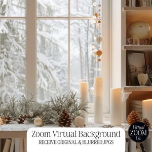 Peut inclure: Un arrière-plan virtuel Zoom sur le thème de l'hiver, avec une scène extérieure enneigée vue à travers une fenêtre. Le rebord de la fenêtre est décoré de pommes de pin, d'ornements et de bougies. Le texte "Zoom Virtual Background" et "RECEIVE ORIGINAL & BLURRED JPGS" est visible.