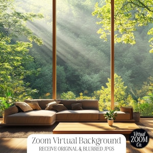 以下が含まれることがあります： 緑豊かな森を見渡す床から天井までの窓のある広々としたリビングルーム。太陽の光が窓から差し込み、クッションのある茶色の革製のソファを照らしています。ソファは森を見渡せる大きな窓の前に置かれています。