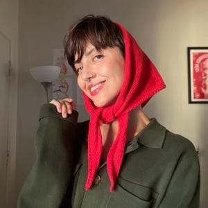 Classic Red Triangle Hand Knitted Scarf – Vintage-Inspired Accessory
