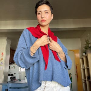 クラシックな 100% ウールの赤い三角ニット スカーフ – ヴィンテージ風のアクセサリー