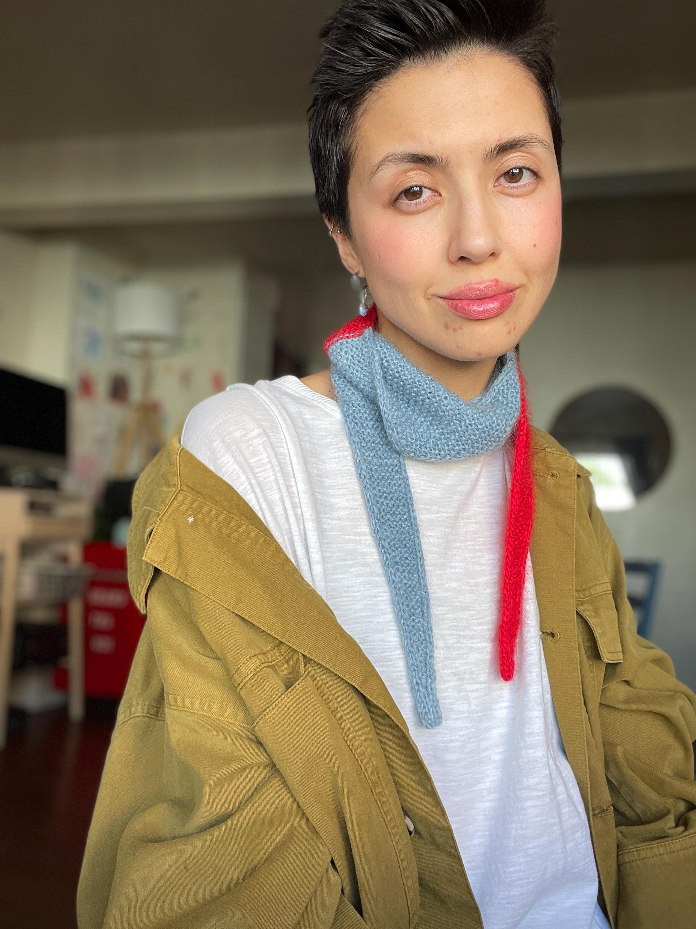 ベーシックなニットソフィーマフラー。ハンドメイドの小さな贅沢