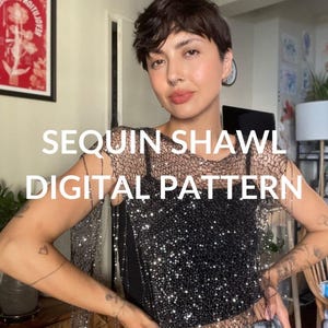 Può includere: Uno scialle di paillettes nero con frange. Il testo "SEQUIN SHAWL DIGITAL PATTERN" è visualizzato in bianco. Lo scialle è indossato sopra un top nero e abbinato a un fondo fantasia.