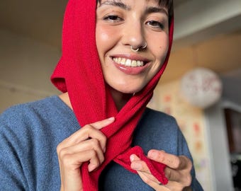 Classic Merino Wool Red Triangle Knit Scarf – Vintage-Inspired Accessory