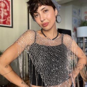 Handgjord silverpaljett triangelsjal mångsidig stickad omlottsjal eller bältesaccessoar.