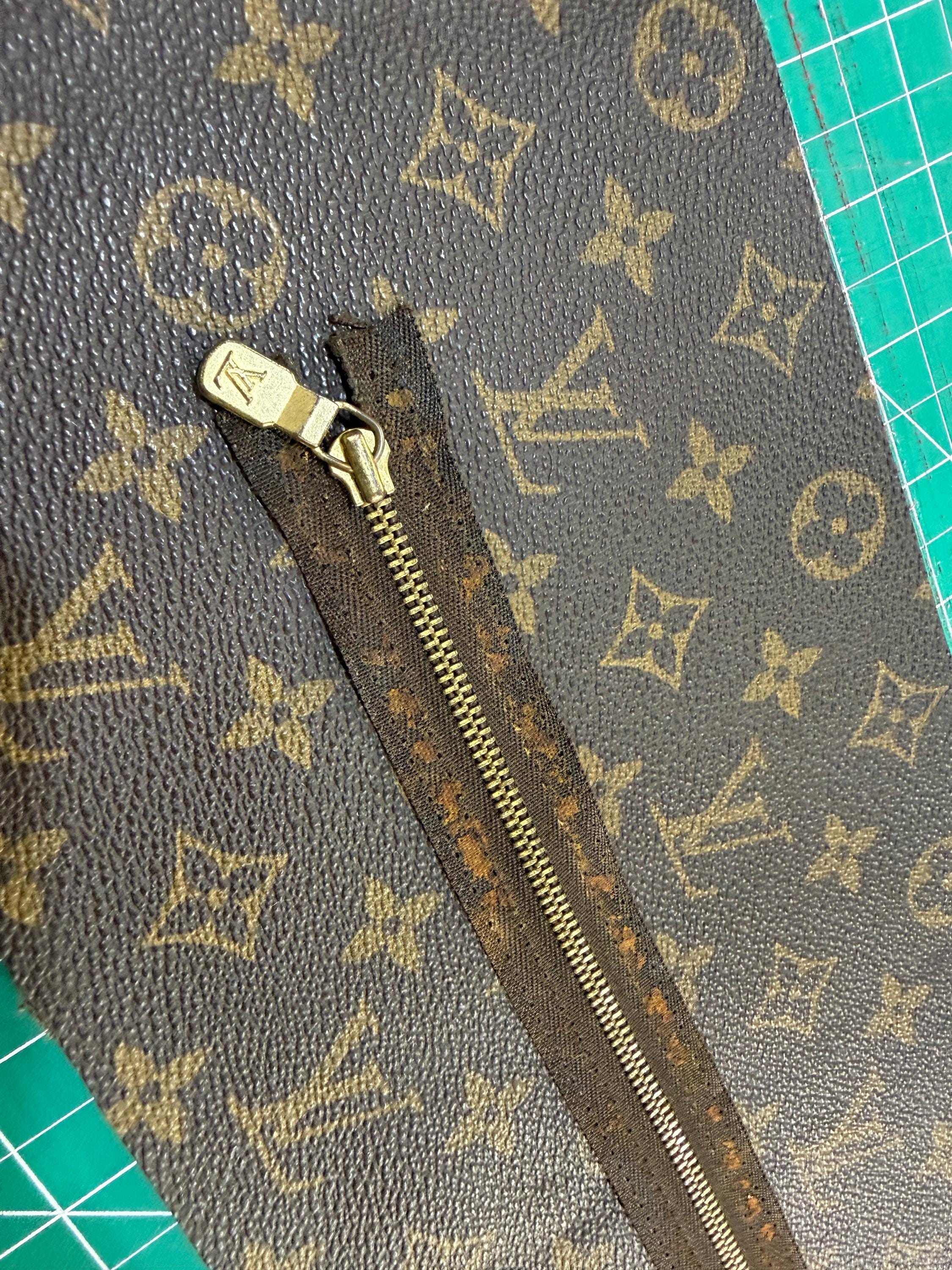 「廃盤」貴重LOUIS VUITTON エピレザー手帳用　ゴールド Authentic Louis Vuitton Gold Zipper 14” Vintage for Purse Bag
