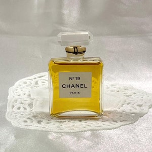 Chanel No 19 pure parfum 28 ml. Vintage 1970 edition. Sealed