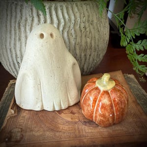 Little Ghost and Pumpkin Sculpture Mini Ceramic Ghost Figurine Halloween Decor Handmade Spooky Season Decoration Pottery Ghost Spirit Medium