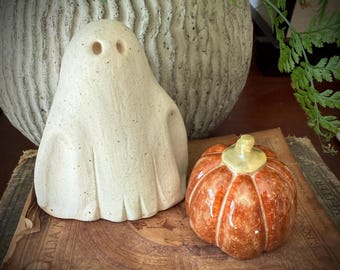 Little Ghost and Pumpkin Sculpture Mini Ceramic Ghost Figurine Halloween Decor Handmade Spooky Season Decoration Pottery Ghost Spirit Medium