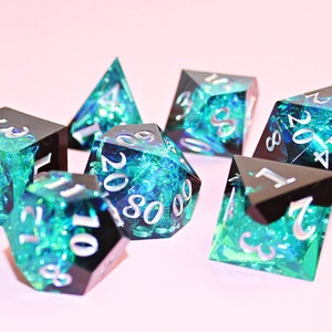 Galaxy Resin Tärningsset * Skarp Kant * Polyeder * Dungeons and Dragons * Baldur's Gate * D&D Tärningar * D&D Tärningar