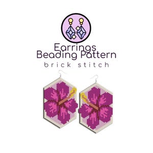 Peut inclure: Une paire de boucles d'oreilles en perles avec un motif de fleur d'hibiscus rose. Les boucles d'oreilles sont faites de perles blanches et roses et ont la forme d'un hexagone. Les boucles d'oreilles sont étiquetées "Earrings Beading Pattern brick stitch".