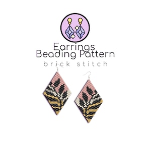 Può includere: Un paio di orecchini a forma di diamante con un motivo di perline nere, bianche, dorate e rosa. Gli orecchini sono realizzati con la tecnica di perline a mattoni. L'immagine include il testo "Earrings Beading Pattern brick stitch".