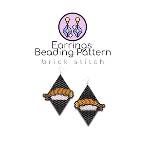 Könnte beinhalten: Ein Paar schwarze und orangefarbene Perlenohrringe in Form einer Sushi-Rolle. Die Ohrringe sind mit Ziegel-Stich-Perlen gefertigt und haben silberne Haken. Das Bild enthält den Text "Earrings Beading Pattern brick stitch".