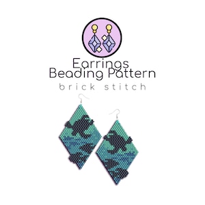 Może przedstawiać: Wzór na koralikowe kolczyki z motywem ceglanego ściegu w turkusowo-czarnej kolorystyce. Wzór przedstawia sylwetkę żółwia morskiego pływającego w oceanie.