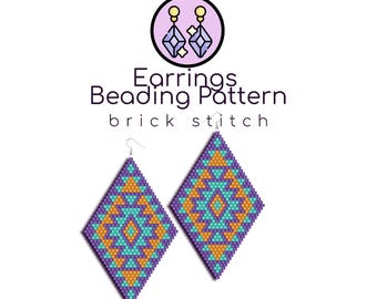 Puede incluir: Un par de pendientes de cuentas con un patrón geométrico en tonos de morado, naranja, turquesa y azul. Los pendientes están hechos con la técnica de tejido de ladrillo.