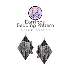 Könnte beinhalten: Ein Paar schwarze und graue Perlenohrringe mit einem Elefantenmotiv. Die Ohrringe sind mit einem Ziegelmuster gearbeitet. Die Ohrringe werden vor einem weißen Hintergrund gezeigt.