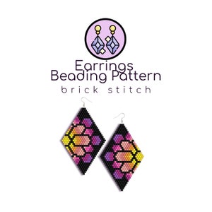 Op de afbeelding: Ruitvormige kralen oorbellen met een zwarte rand en een kleurrijk bloemmotief in geel, roze en paars. De oorbellen zijn gemaakt met de brick stitch techniek. De afbeelding bevat ook de tekst "Earrings Beading Pattern brick stitch".