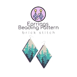 Peut inclure: Une paire de boucles d'oreilles en forme de diamant avec un motif de perles bleu et blanc. Les boucles d'oreilles sont réalisées avec un tissage de perles en point de brique et ont des crochets d'oreille en argent. L'image comprend le texte "Earrings Beading Pattern brick stitch".