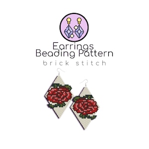 Könnte beinhalten: Diamantförmige Perlenohrringe mit einem roten Rosenmuster und grünen Blättern. Die Ohrringe sind mit einem Ziegelstichmuster gefertigt und haben silberfarbene Ohrhaken. Das Bild enthält auch den Text "Earrings Beading Pattern" und ein Logo.