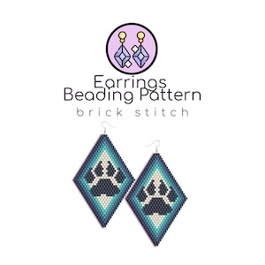 Pode incluir: Um par de brincos de contas com um design de pegada em tons de azul, branco e preto. Os brincos são feitos usando uma técnica de ponto de tijolo. Os brincos são em forma de diamante e têm ganchos de prata.