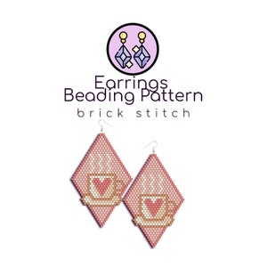 Könnte beinhalten: Ein Perlmuster für Ohrringe mit einem Kaffeetassen-Motiv mit einem Herz. Das Muster ist für Ziegel-Stich und wird in Rosa, Weiß und Braun gezeigt.