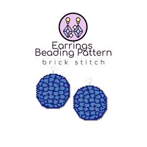 Puede incluir: Un par de pendientes de cuentas azules con un patrón geométrico, colgando de ganchos plateados. La imagen incluye el texto "Earrings Beading Pattern brick stitch" y un logotipo de pendientes.