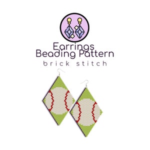 Könnte beinhalten: Ein Paar grüne, weiße und rote Perlenohrringe in Diamantform. Die Ohrringe sind mit einem Ziegelmuster gefertigt und haben ein Baseball-Design. Die Ohrringe werden vor einem weißen Hintergrund gezeigt.